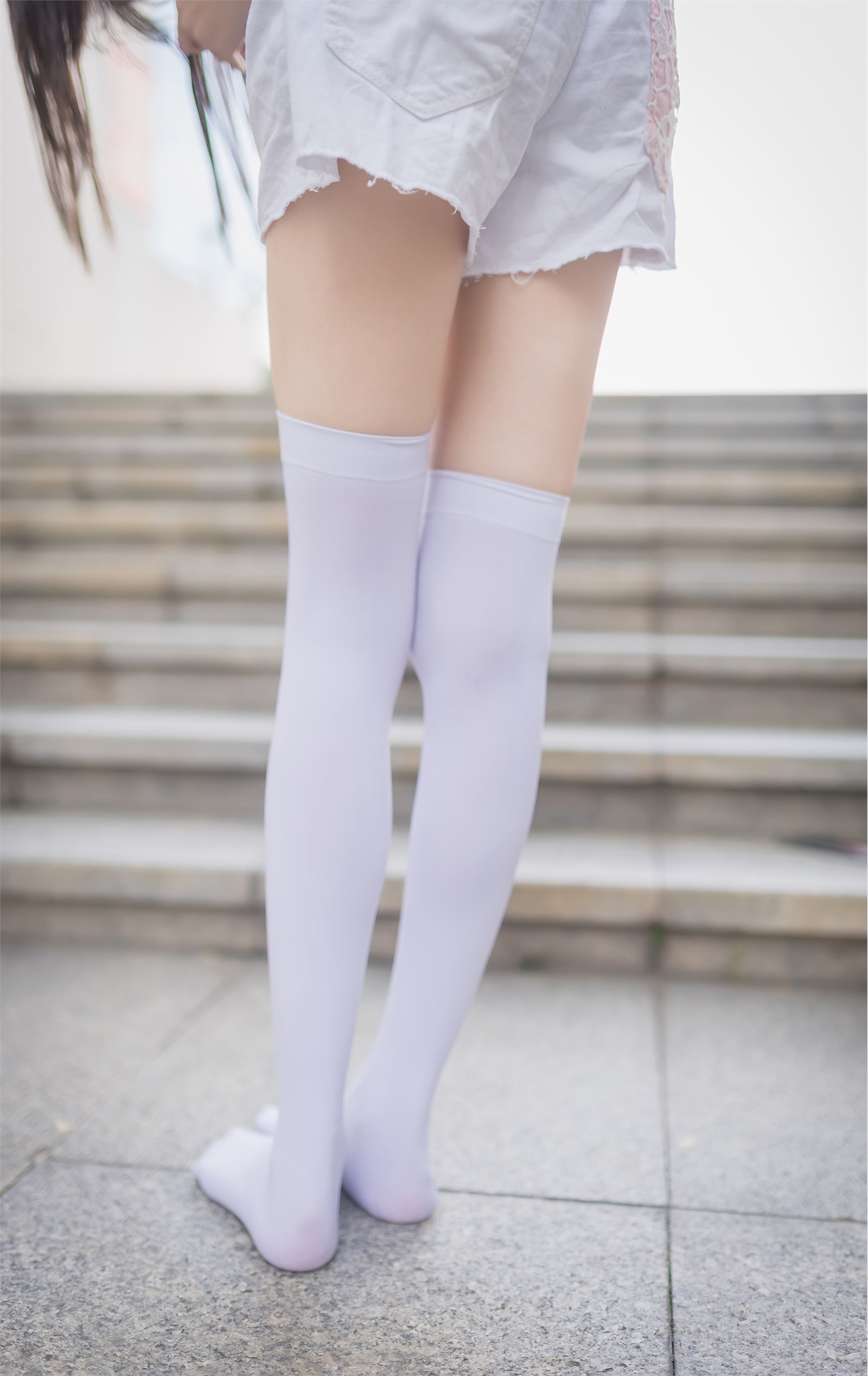 Rabbit plays with painted white stockings over the knee(38)